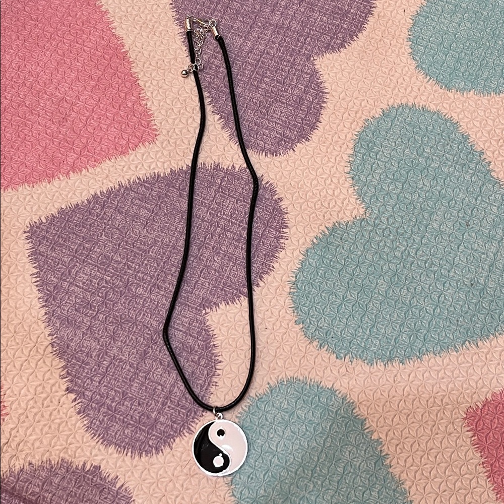 Ying Yang necklace new - Picture 3 of 5